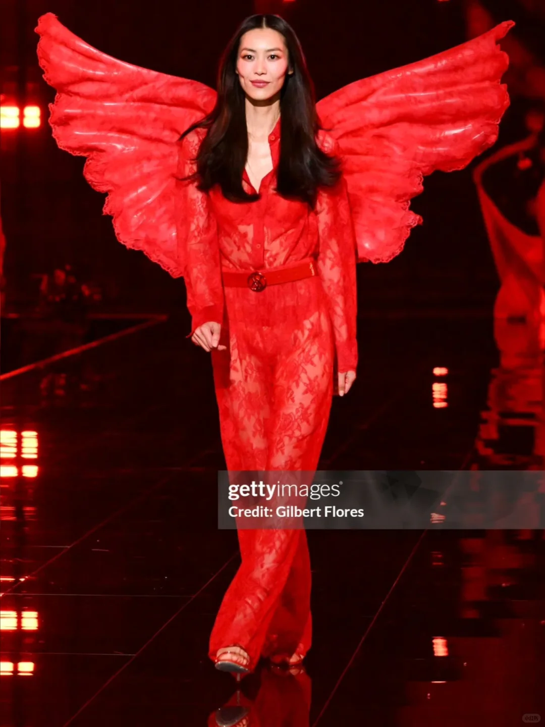 刘雯 超模的两套维密look 撑起30斤秀服