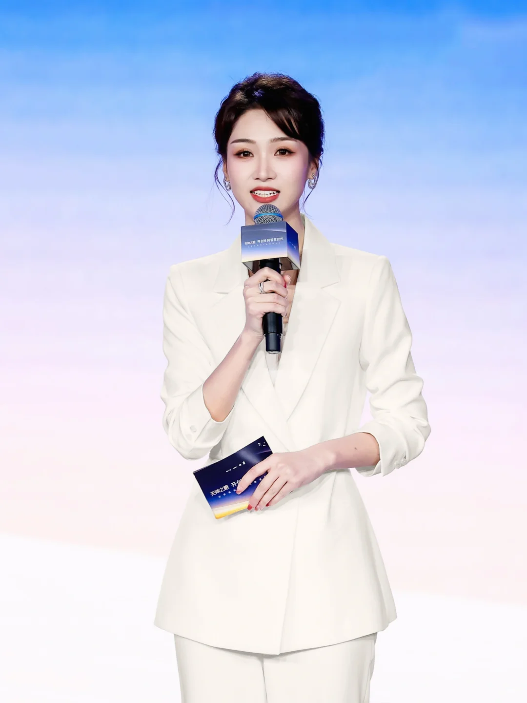 主持人穿搭｜又是一件绝美新中式西装套装！