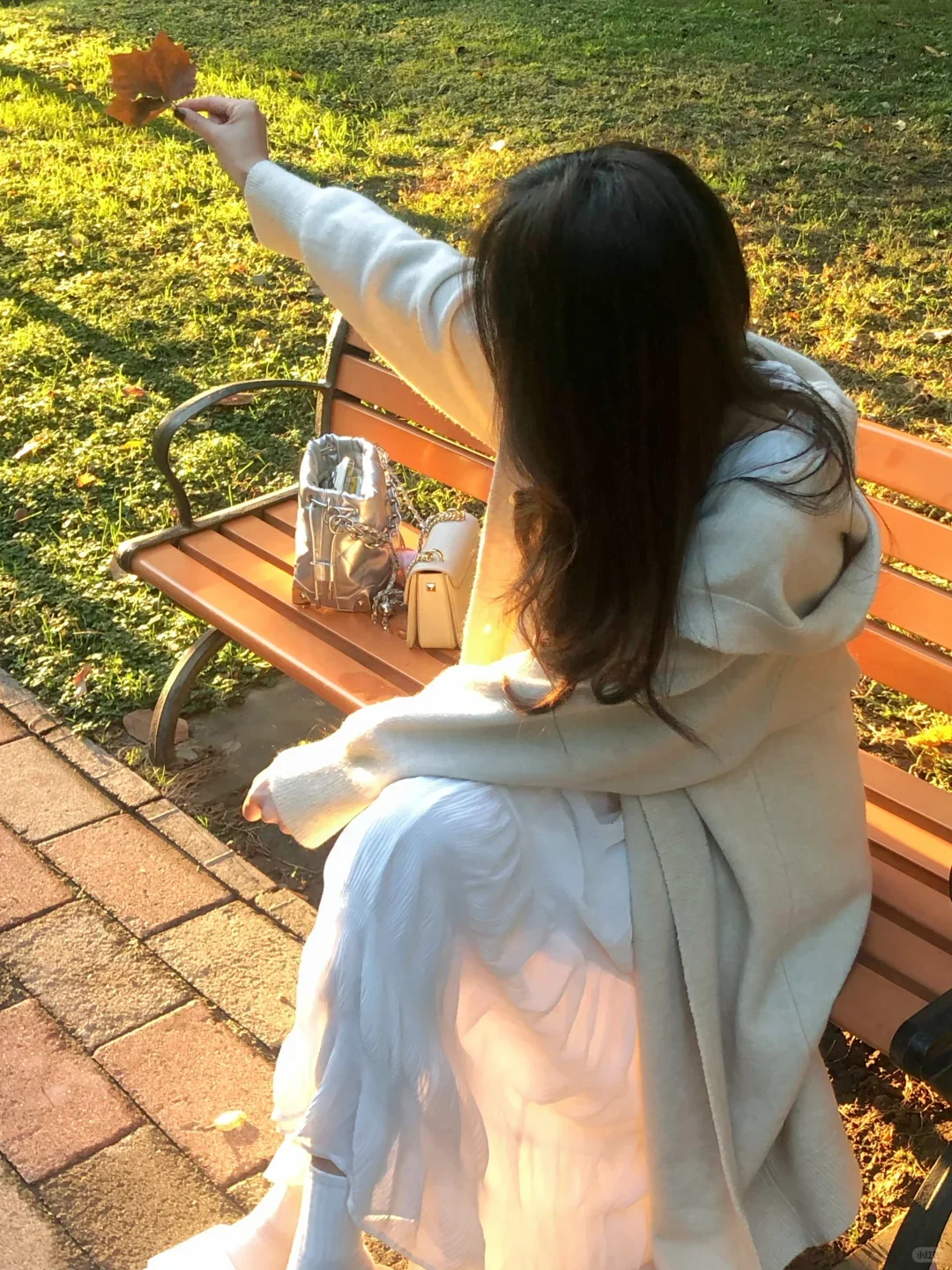 美女逛公园,宛如泡在阳光里