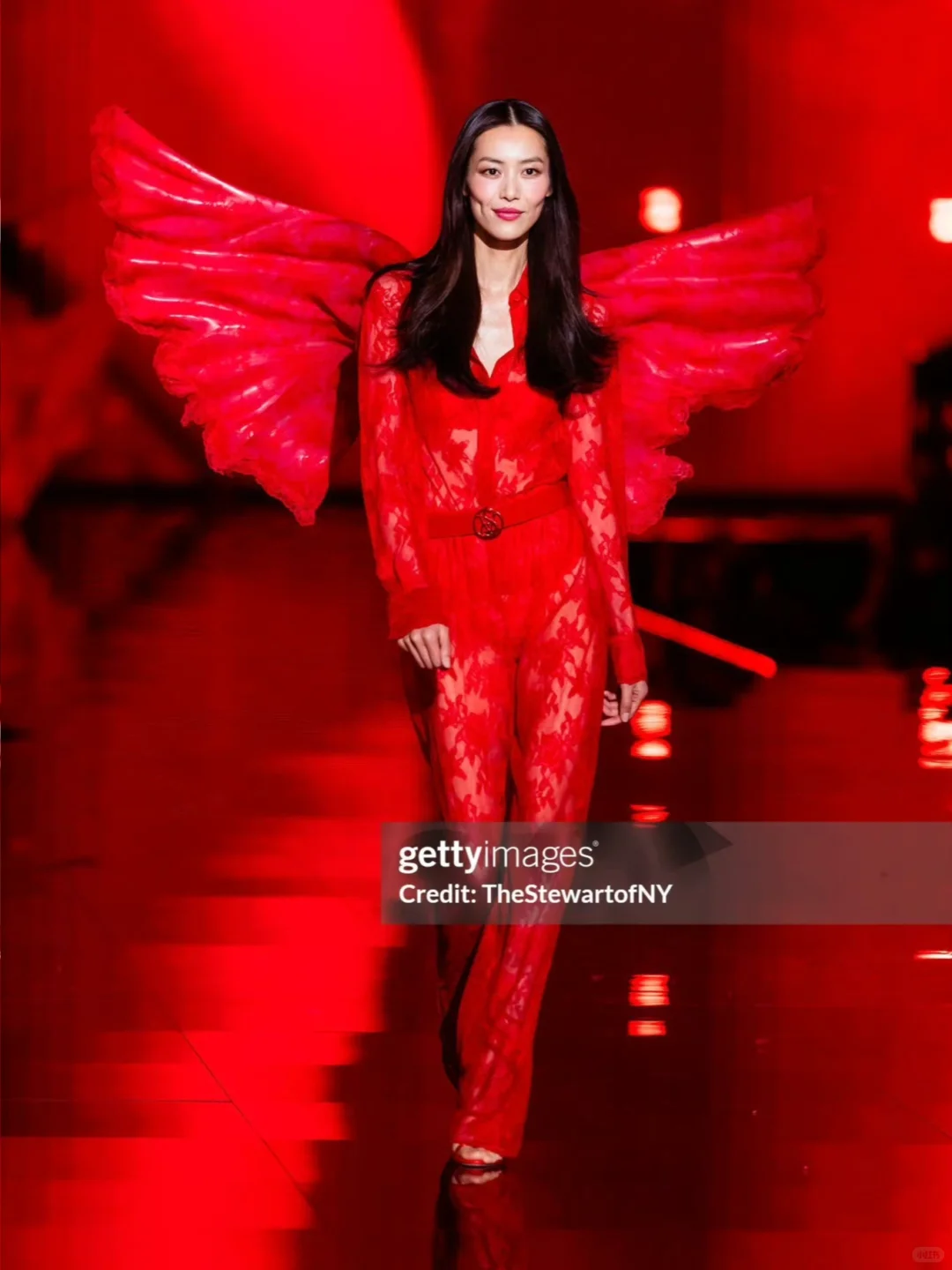 刘雯 超模的两套维密look 撑起30斤秀服