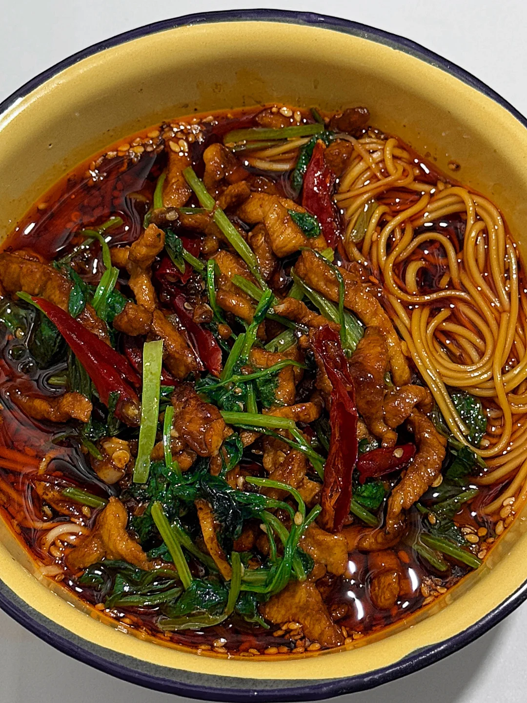 今天吃什么|在家做饭🍳香辣肉丝面(附做法)