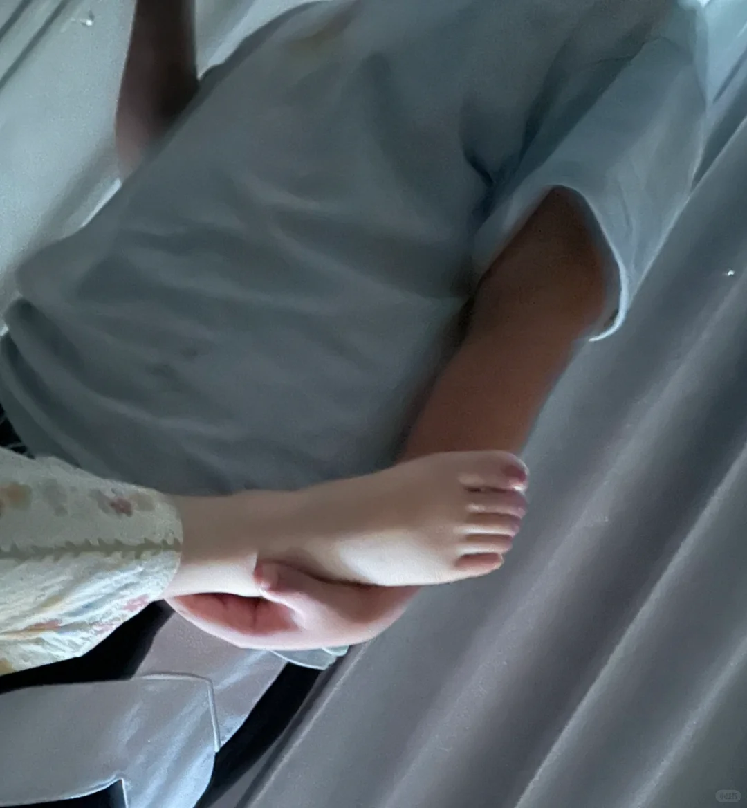 感觉自己的脚长得好匀称啊哈哈哈哈哈