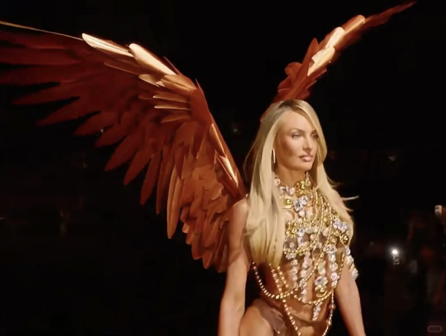 刘雯9登维密!这波太顶