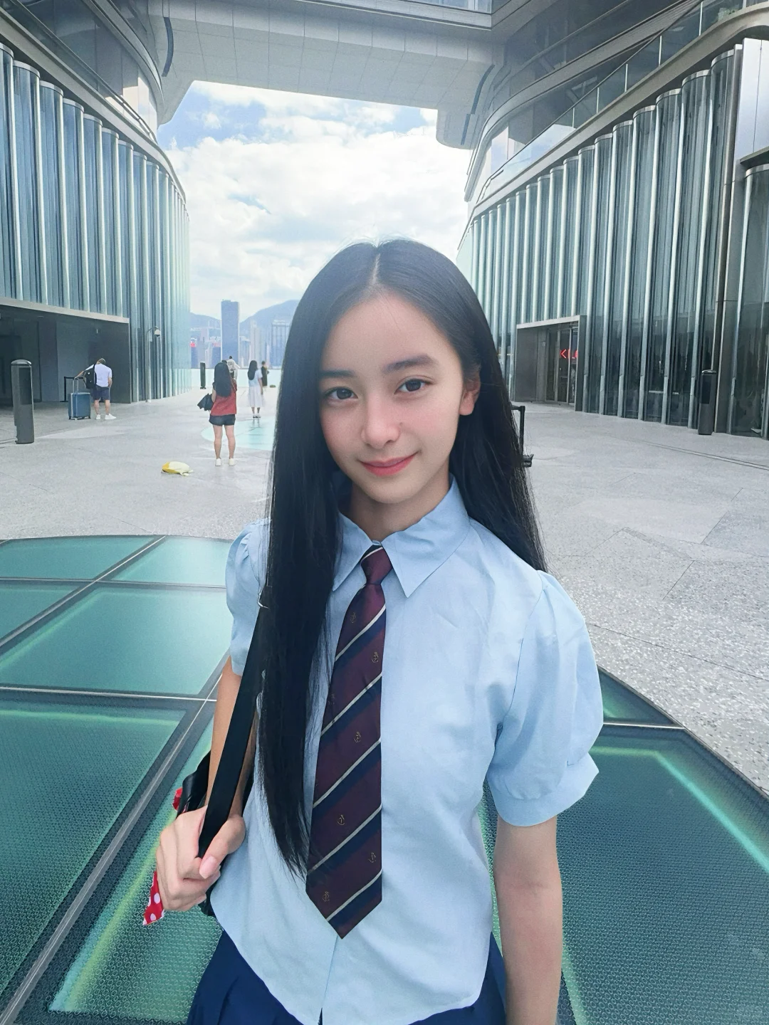 在香港街头，我遇见了嫩模时期的baby