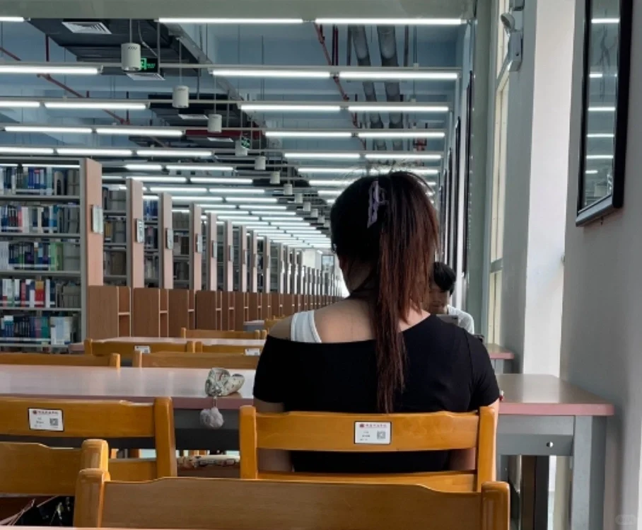 现在为什么会流行会露出半边肩膀的衣服