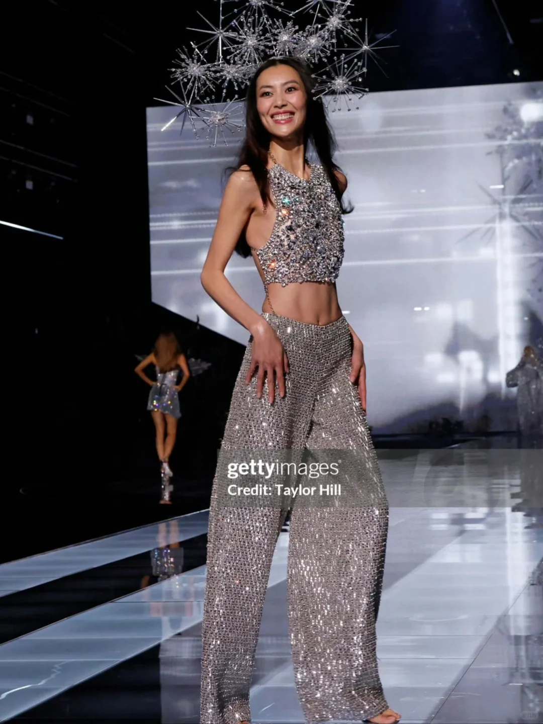 刘雯 超模的两套维密look 撑起30斤秀服