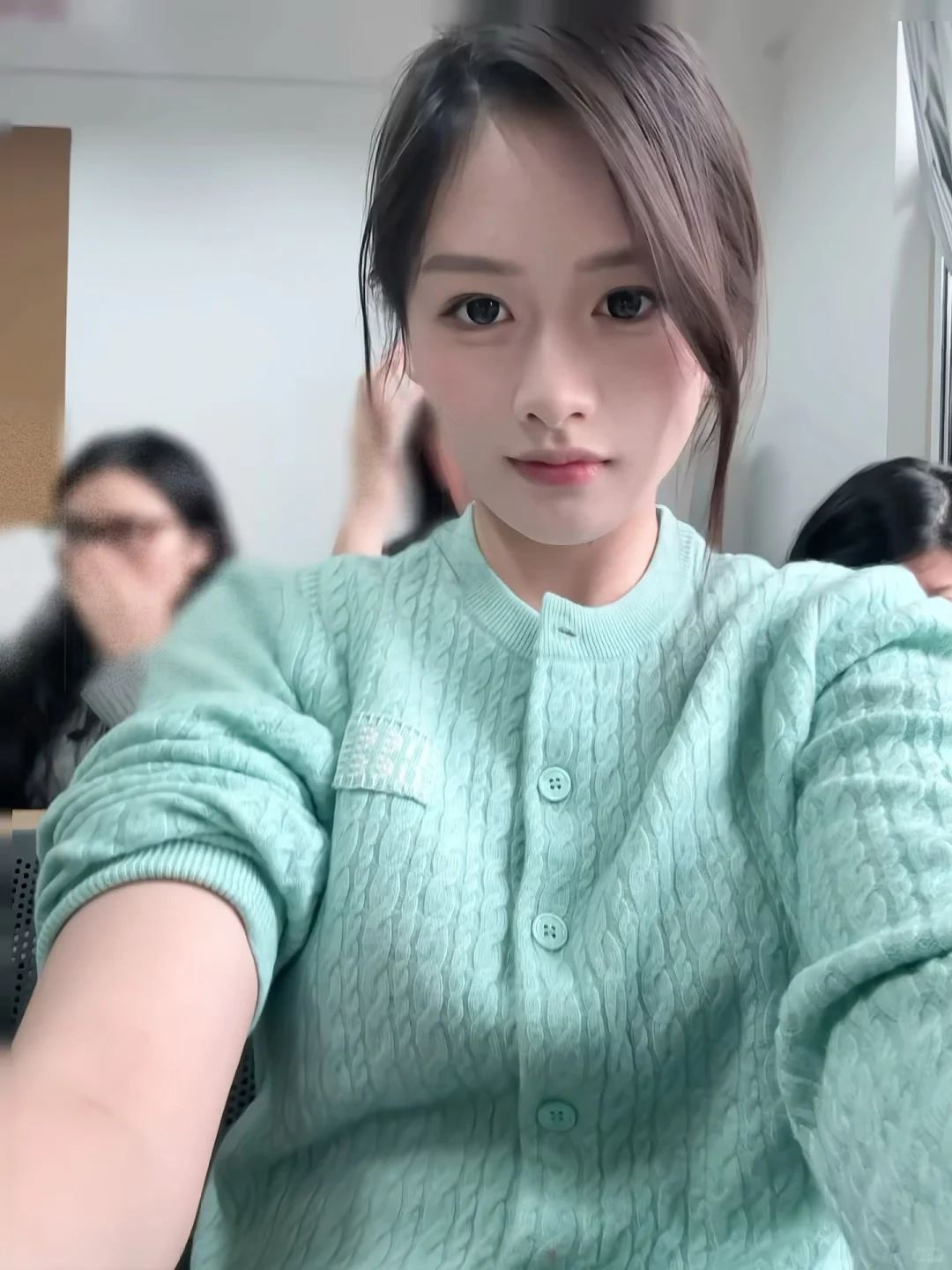 上课摸鱼的女大