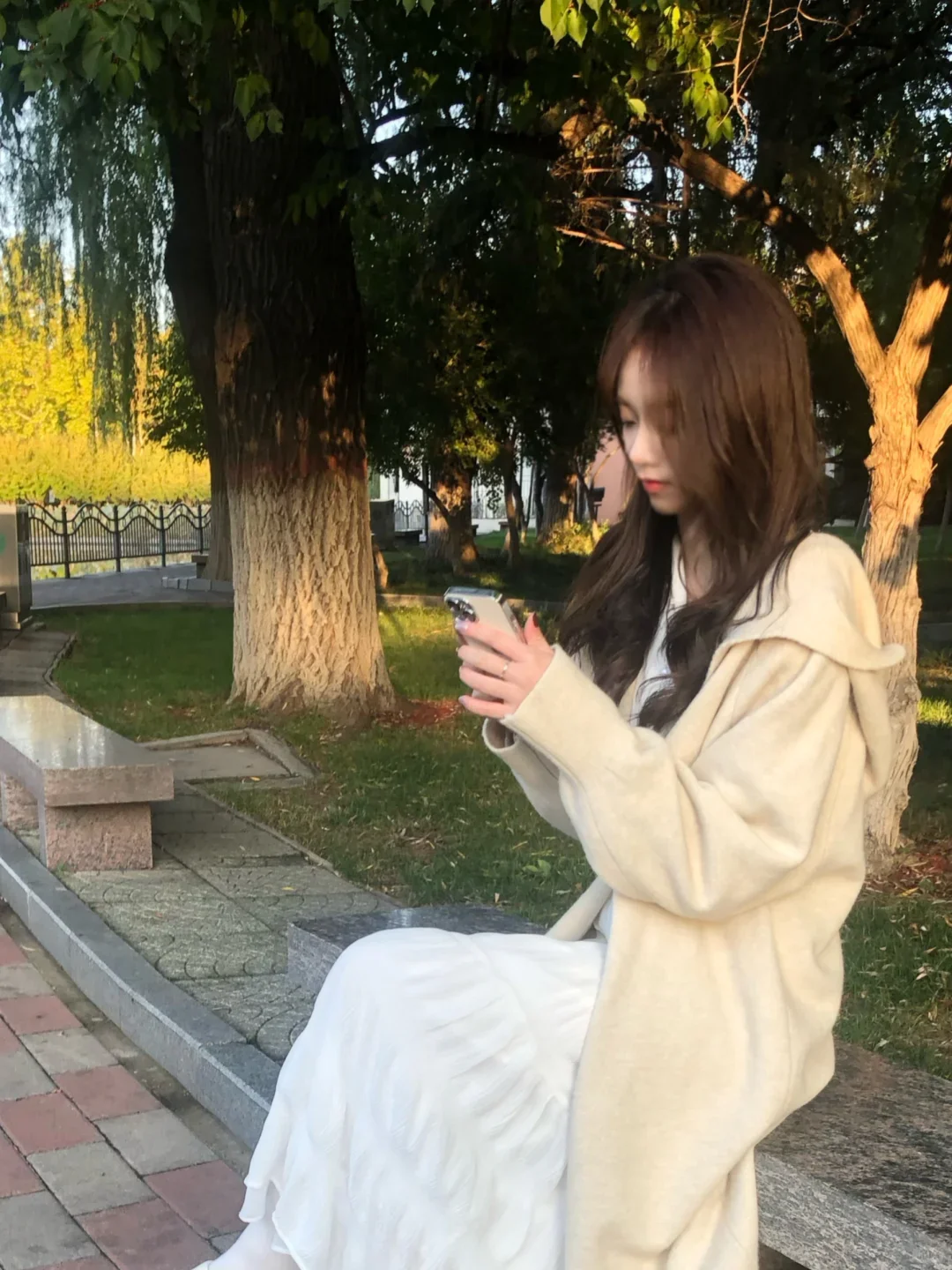 美女逛公园,宛如泡在阳光里