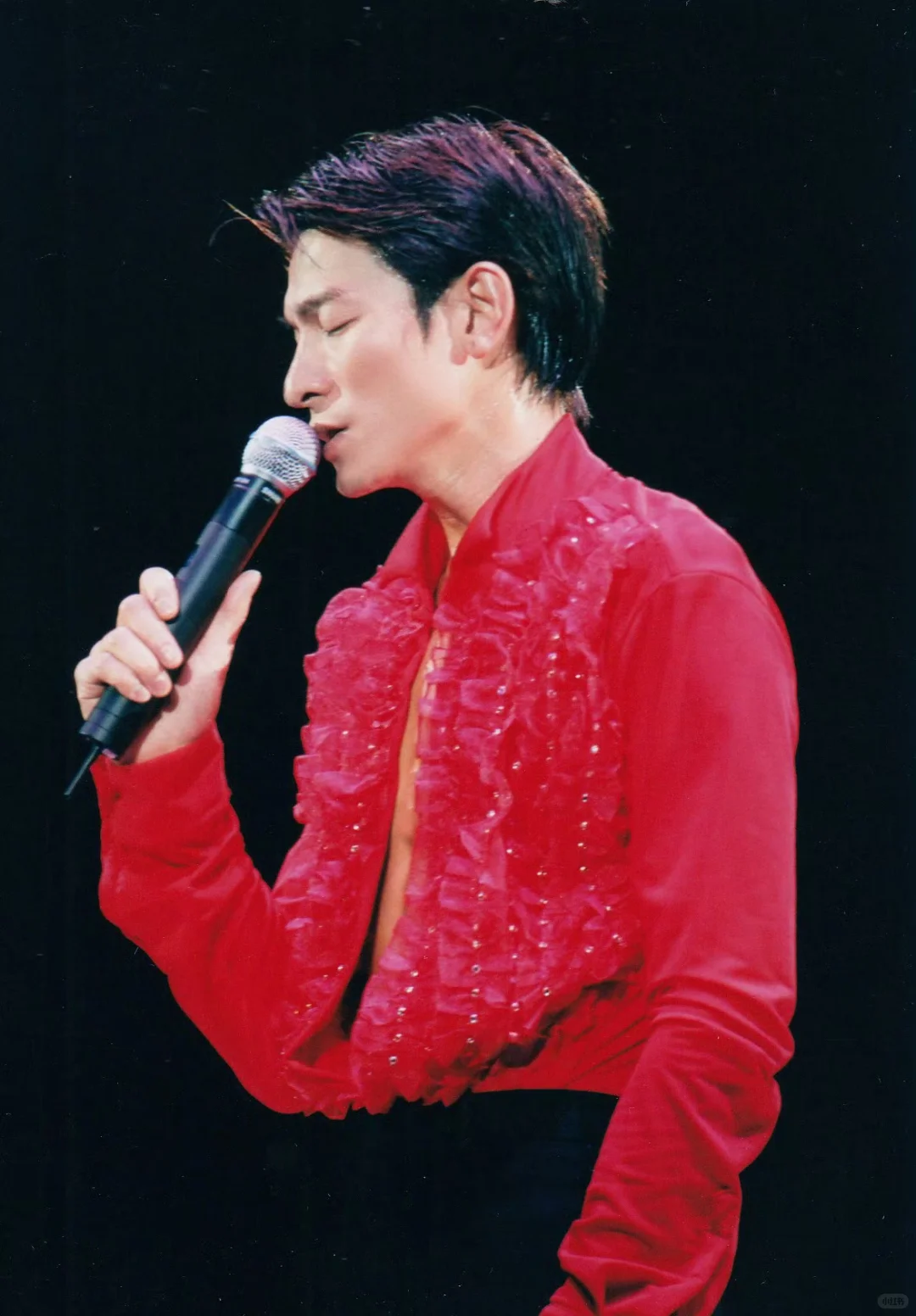 如此妖艳的华仔，身材真不错！