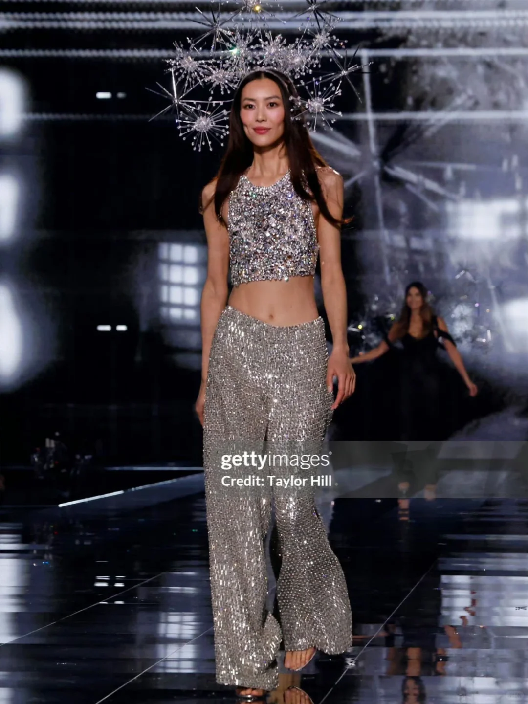 刘雯 超模的两套维密look 撑起30斤秀服