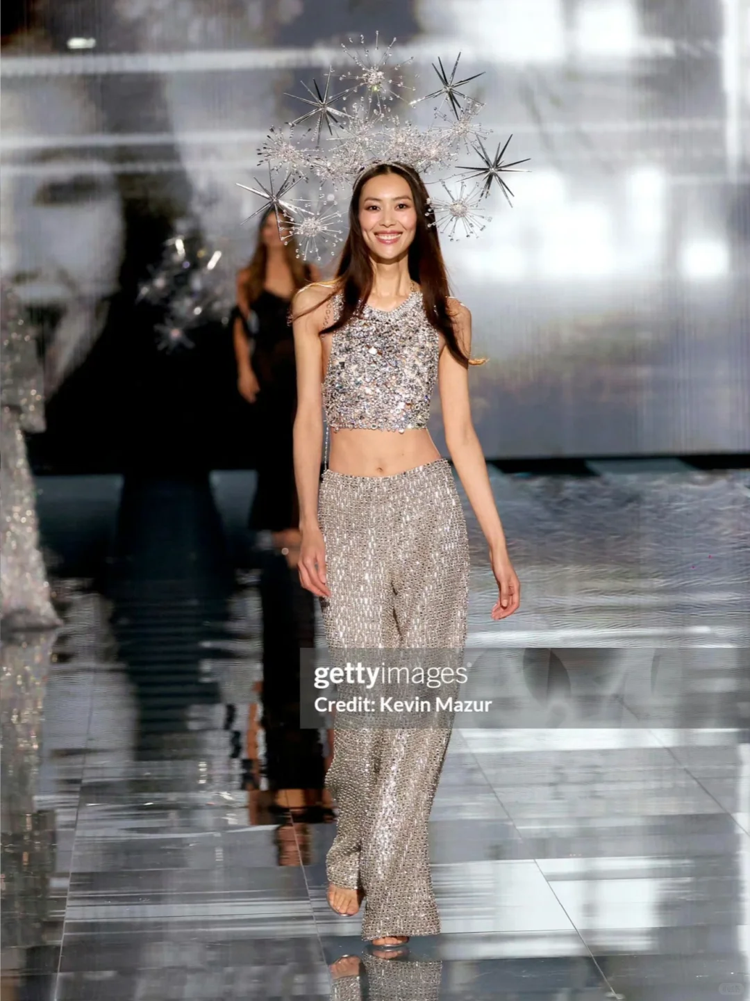 刘雯 超模的两套维密look 撑起30斤秀服