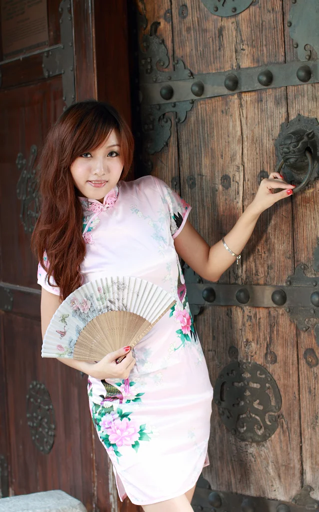 粉红褀袍尽妖娆，前凸后翘美中烧