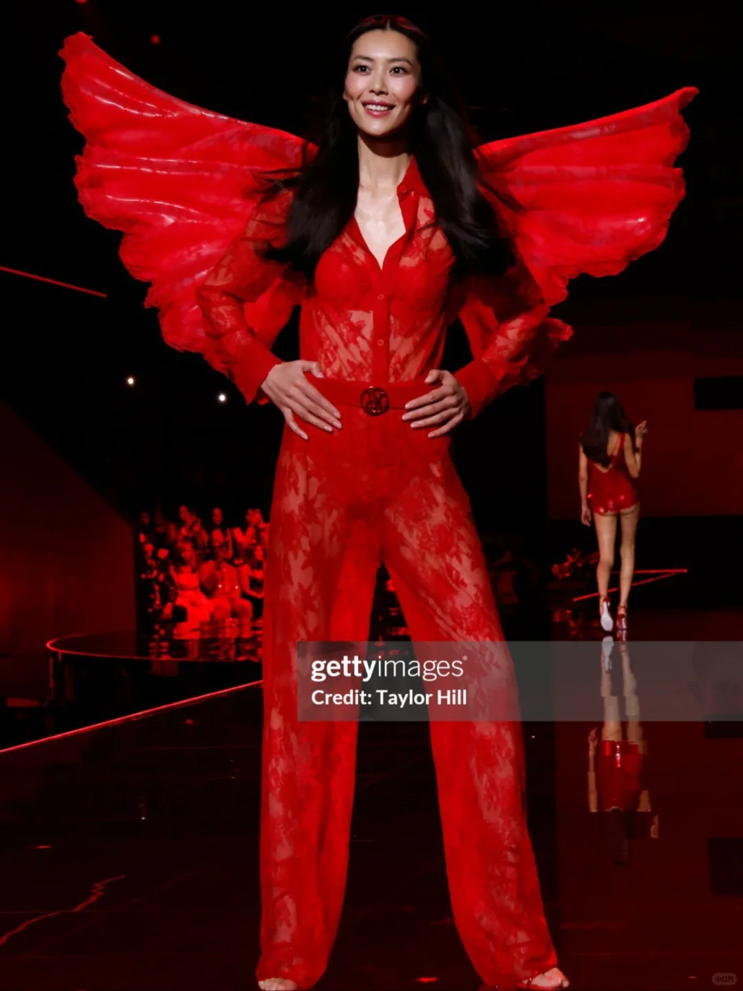 刘雯 超模的两套维密look 撑起30斤秀服