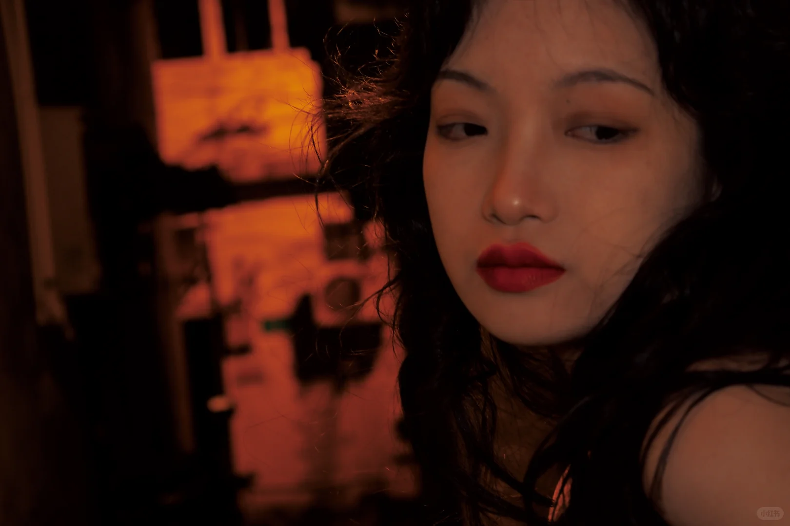 她的红在夜色中格外明媚