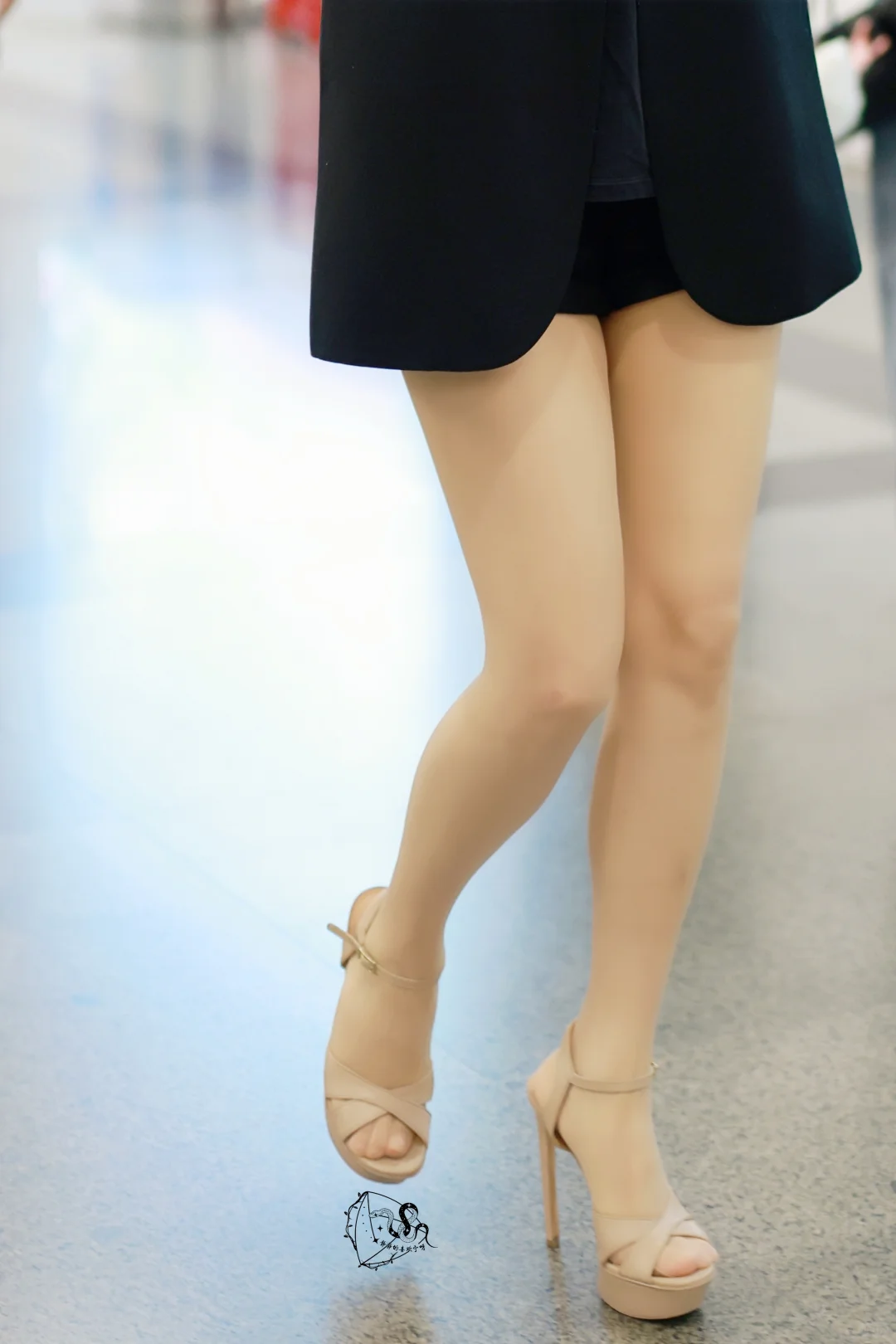 步履轻盈似飞燕