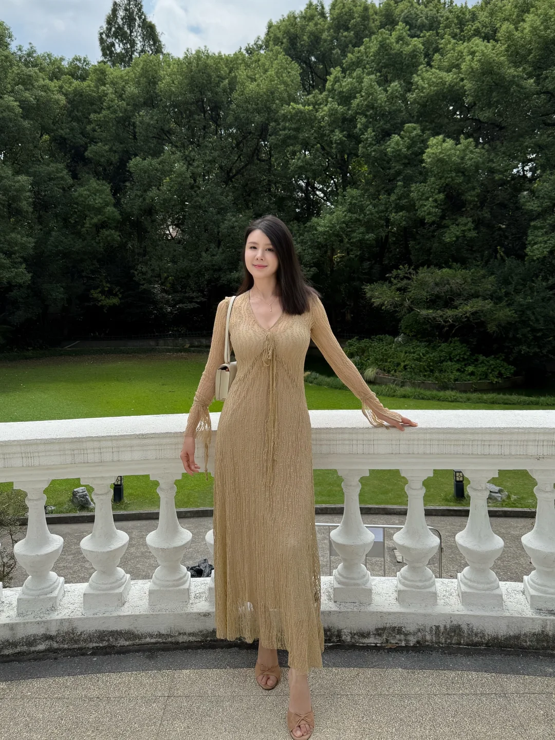 去吹吹风吧,天气真好🍃|米色连衣裙穿搭