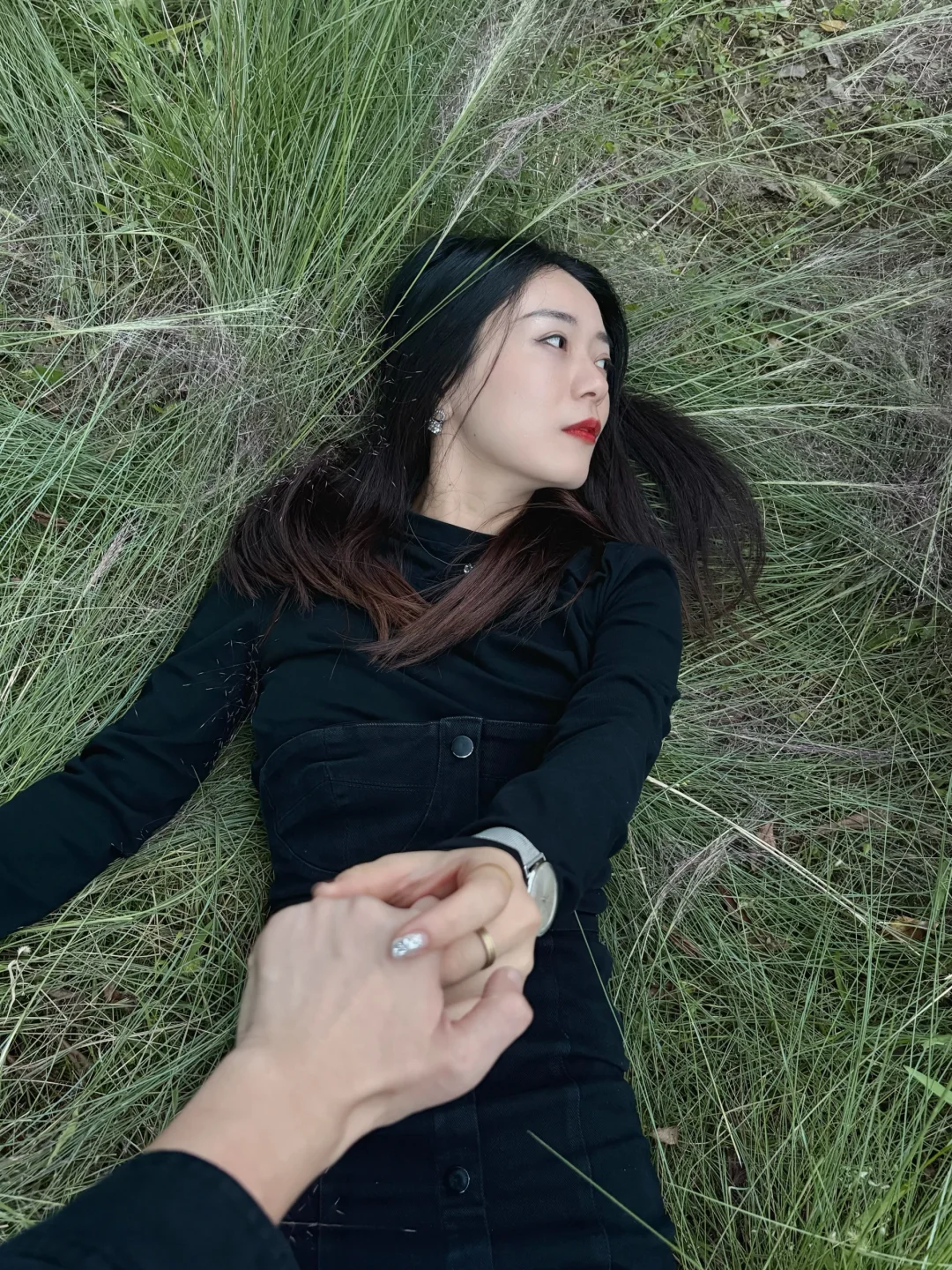 请捡走草地里的漂亮女人｜