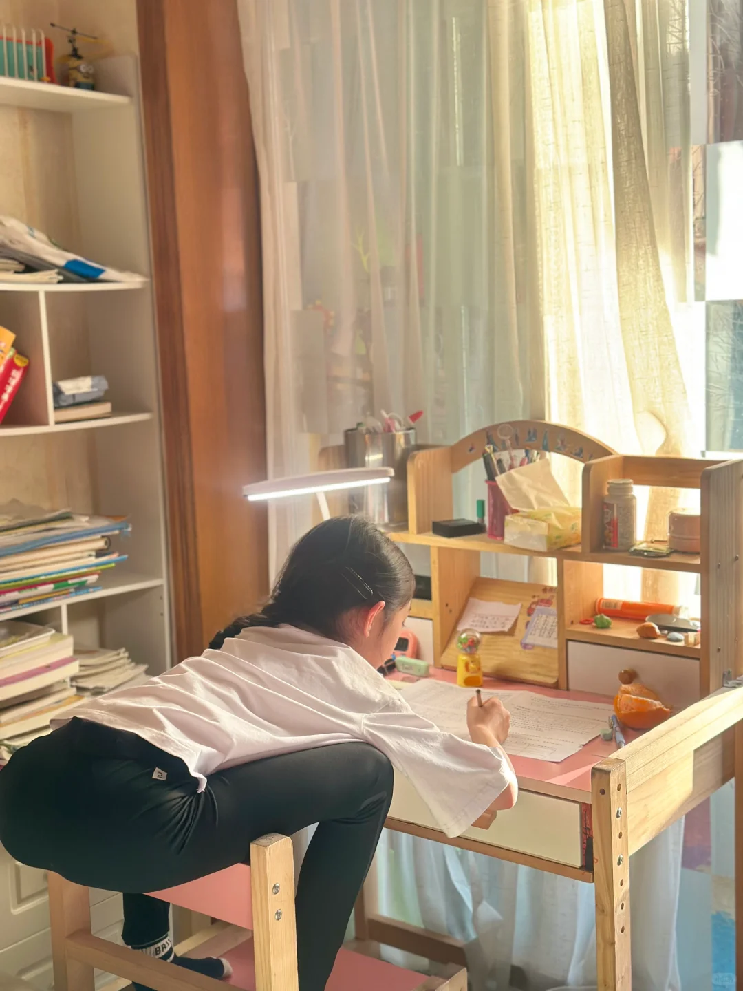 小孩姐在家写作业那些千奇百怪的姿势，