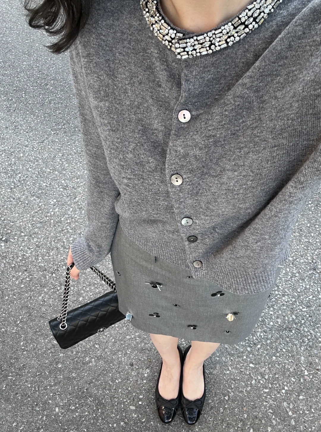 灰色羊毛开衫是季度末总结的从容