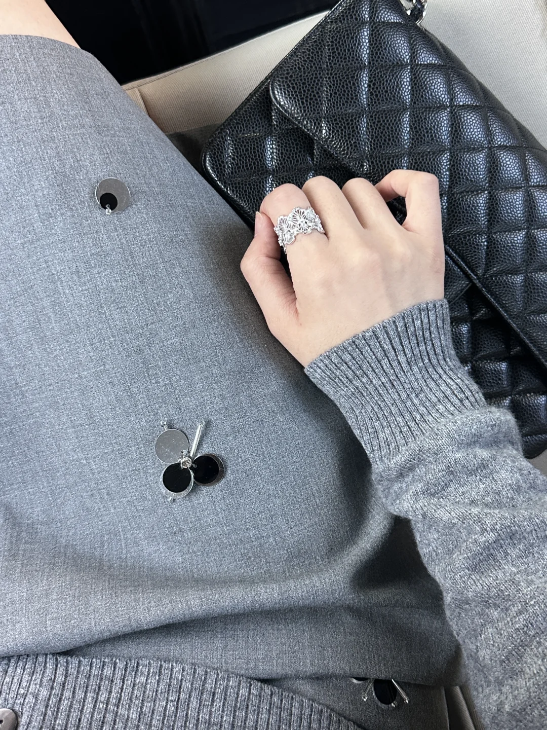 灰色羊毛开衫是季度末总结的从容