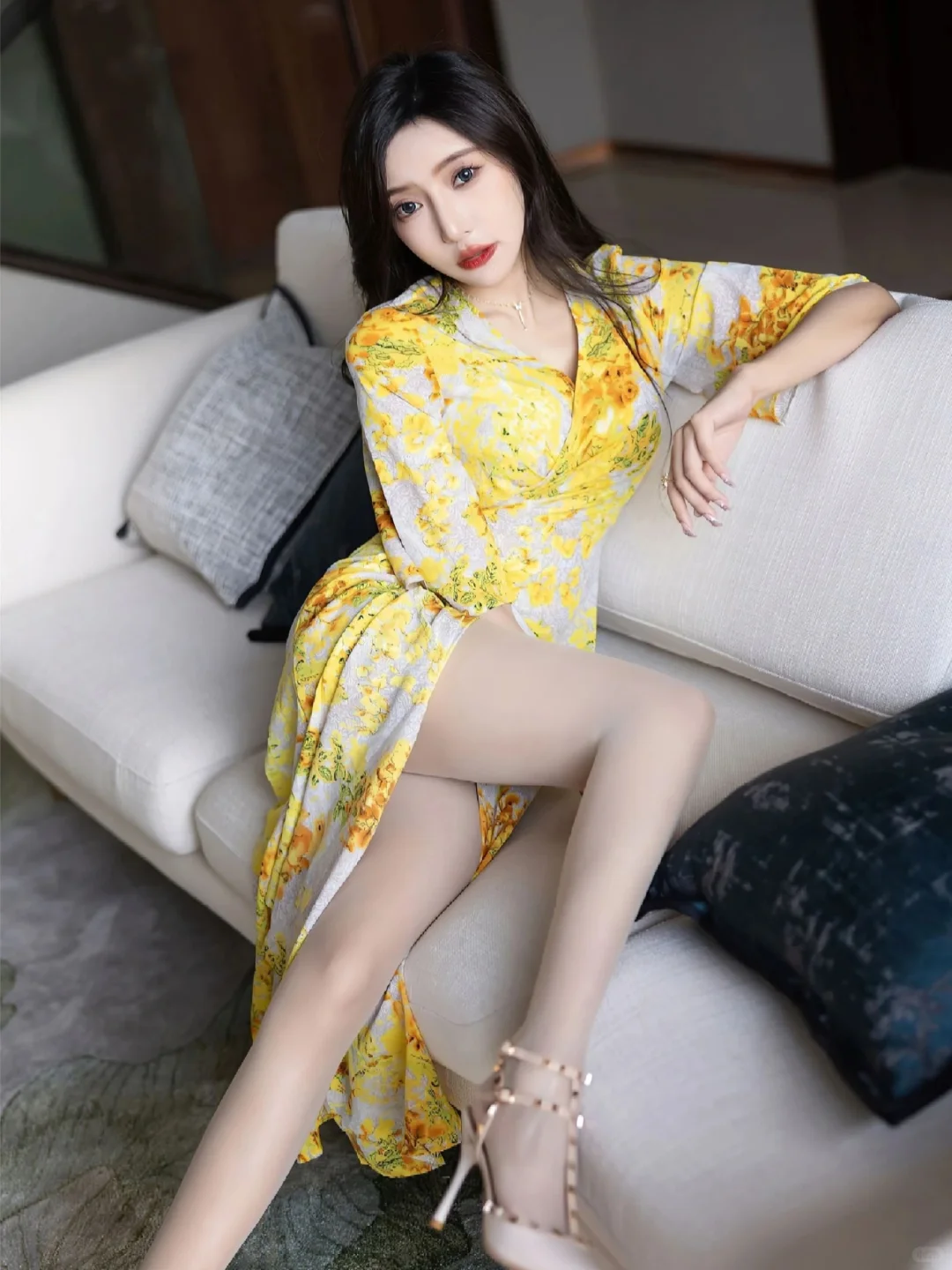 前凸后翘、饱满圆润、完美、秀人模特王馨瑶