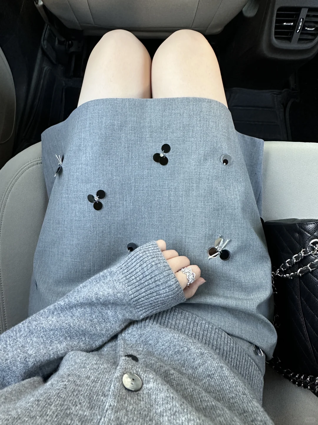 灰色羊毛开衫是季度末总结的从容