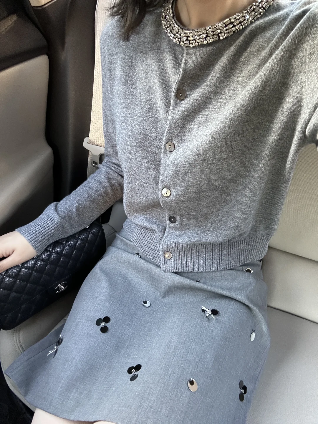 灰色羊毛开衫是季度末总结的从容