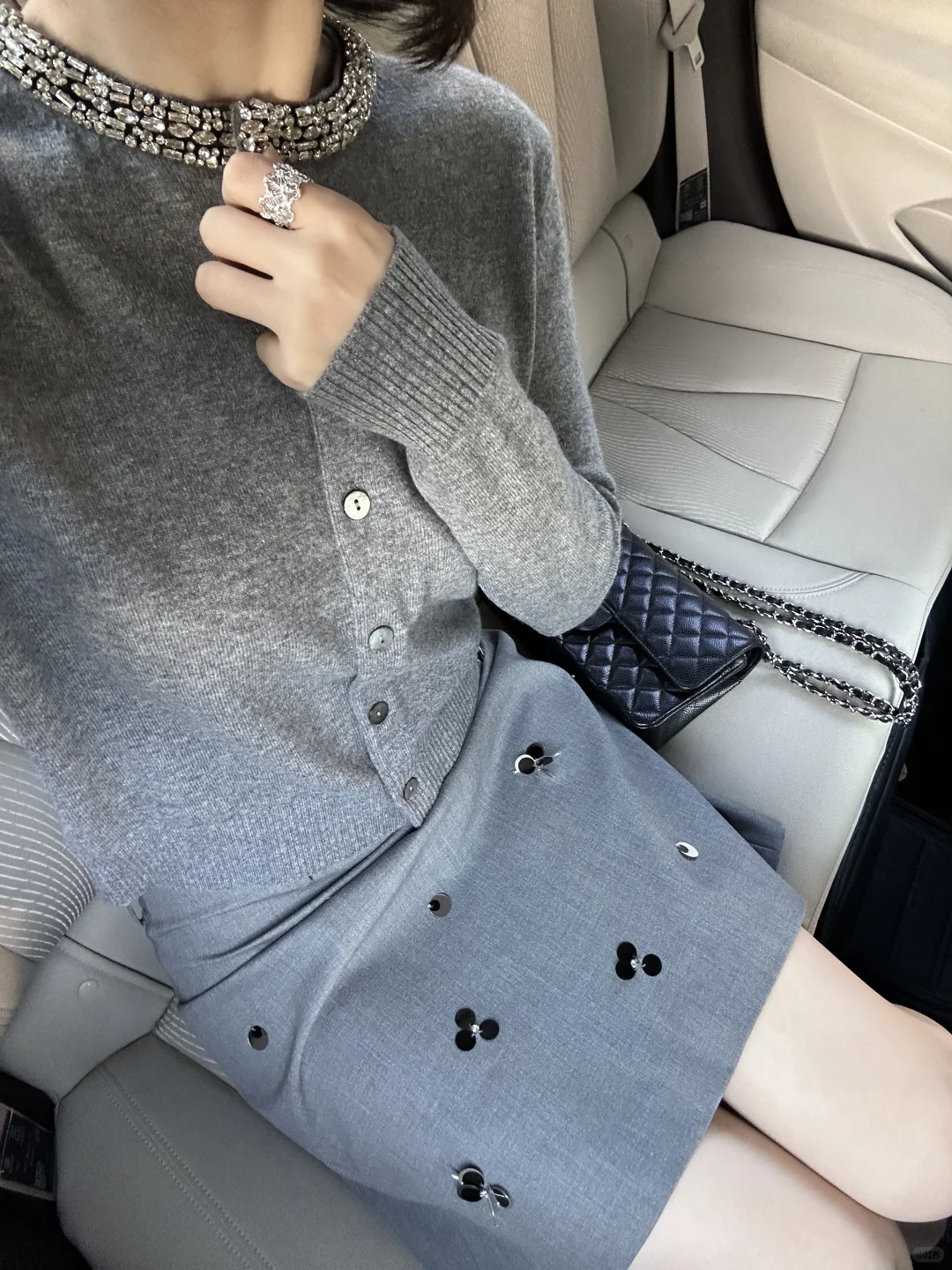 灰色羊毛开衫是季度末总结的从容