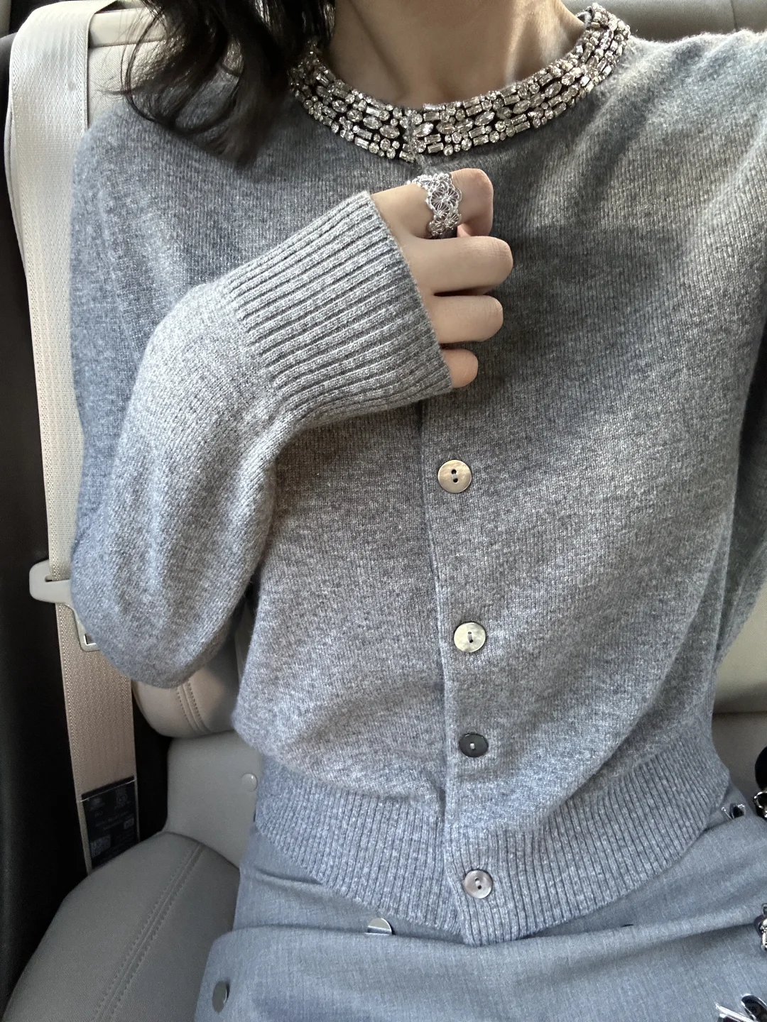 灰色羊毛开衫是季度末总结的从容