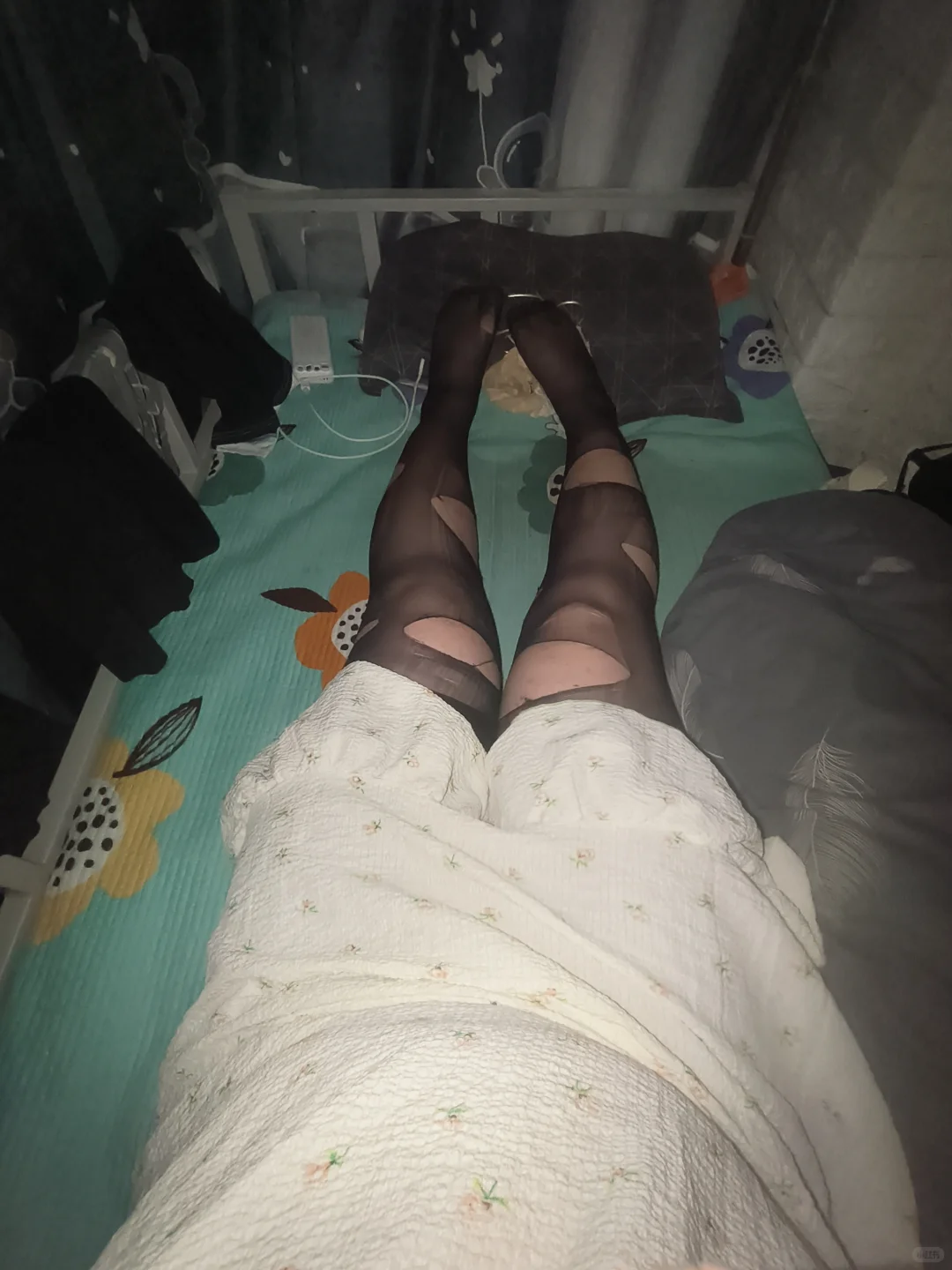 舍友半夜偷偷穿黑丝竟然是为了，，，