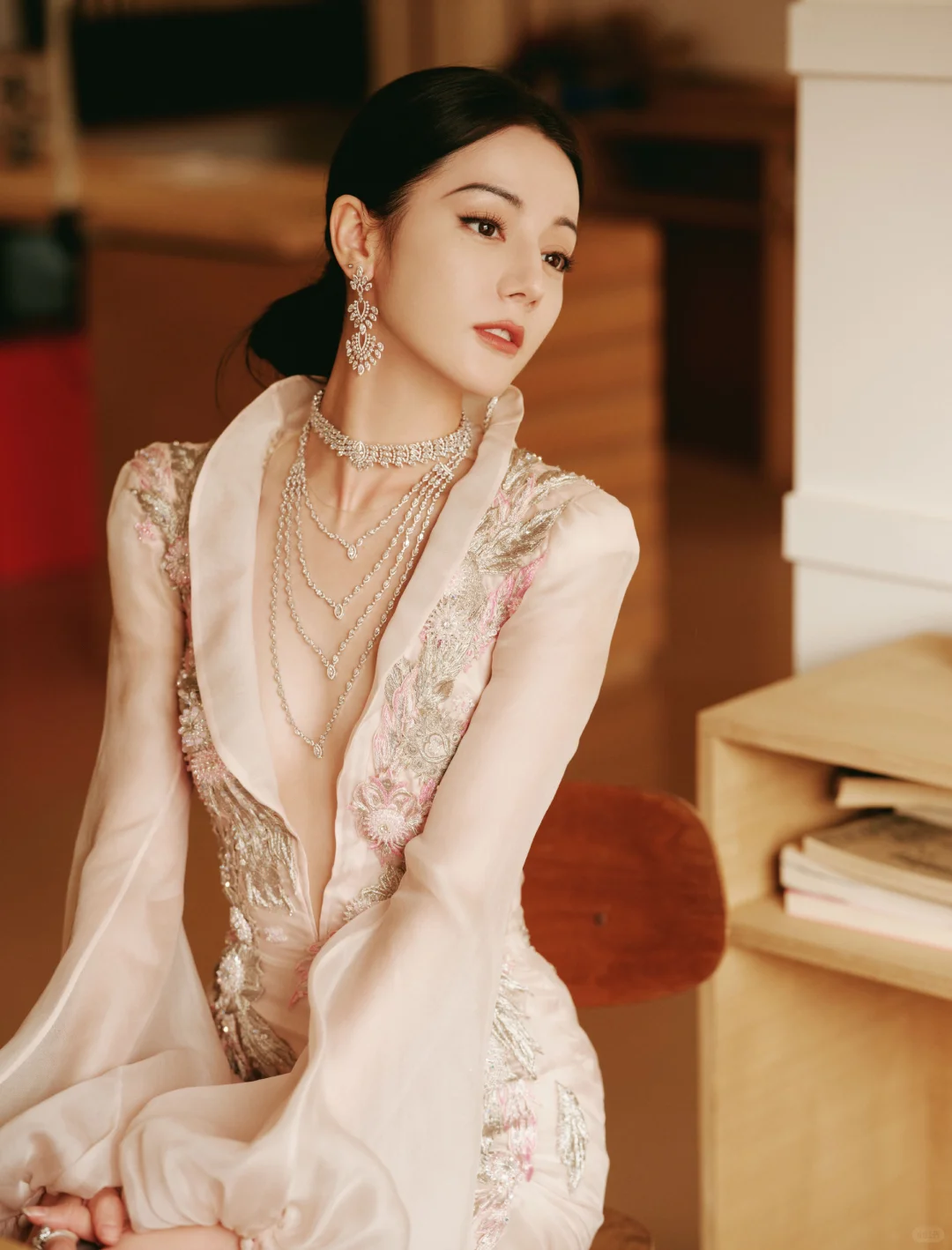 谁来懂一下迪丽热巴的这套造型，美的我发疯