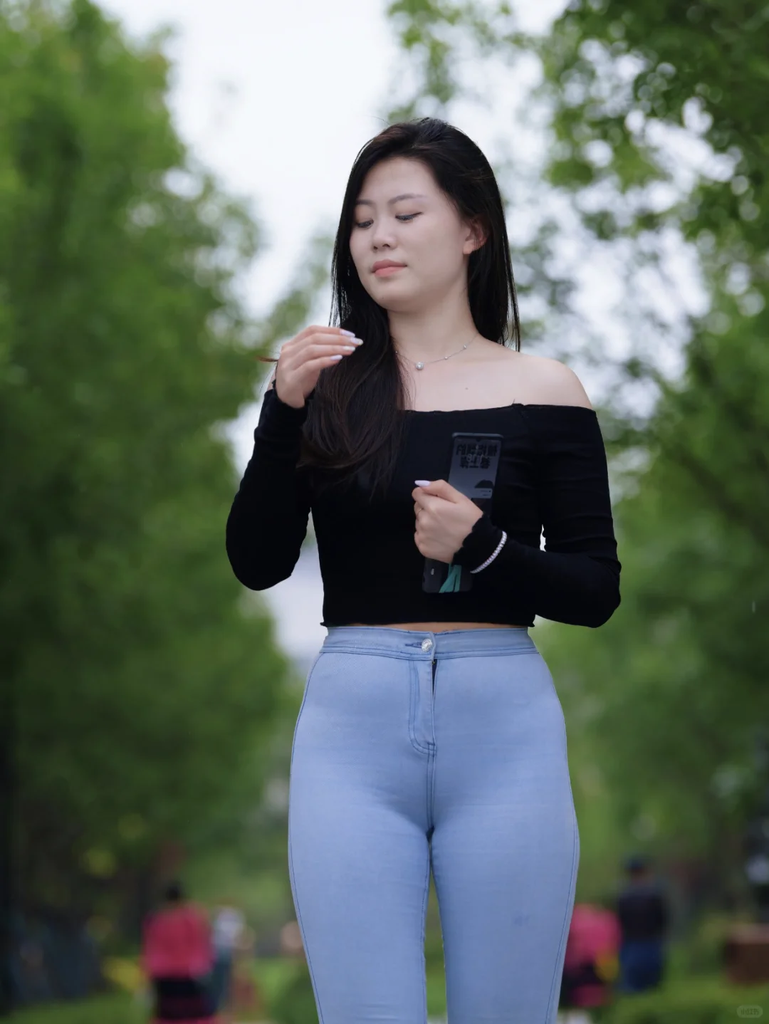 街拍美女，微胖 紧身牛仔裤