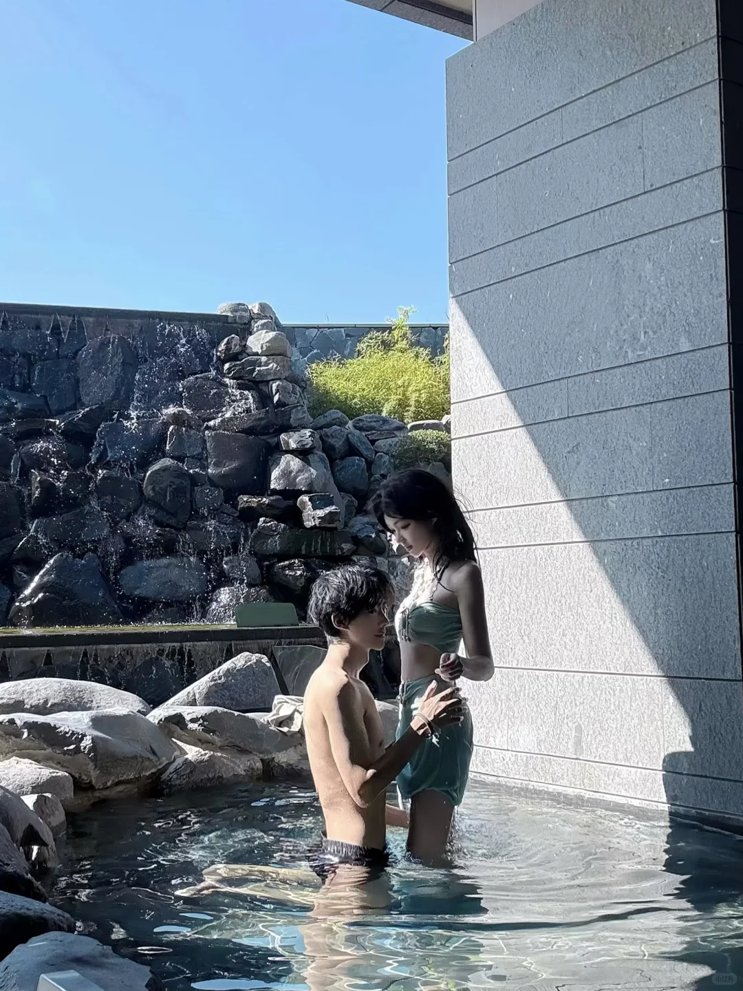 在温泉抓着帅哥亲嘴了！！