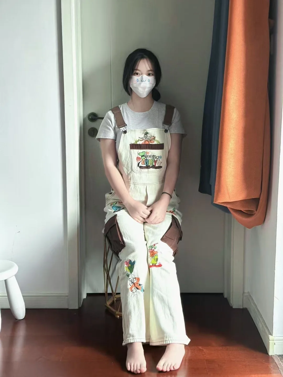 一个人在出租屋，偷偷拍照。