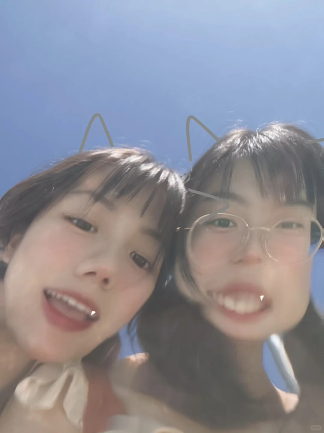 夏天就是要穿亮亮的泳衣游泳呀