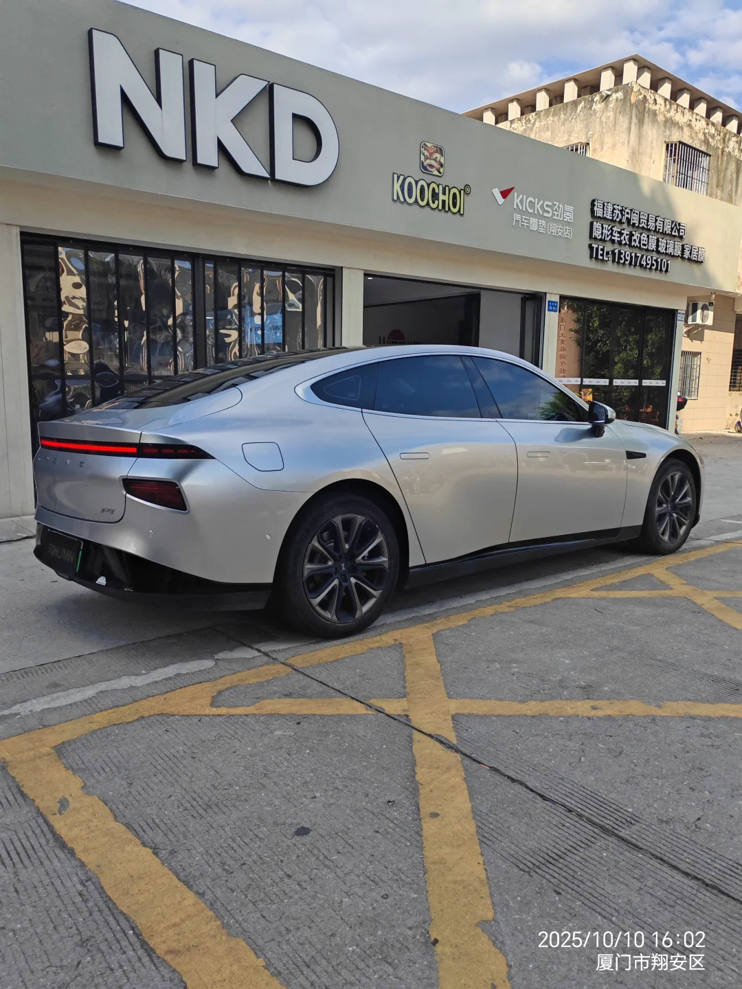 小鹏P7，超亮金属钛银，独领风骚的存在