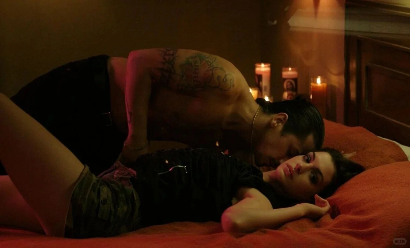 安妮·海瑟薇,为艺术献身的3部大尺度电影