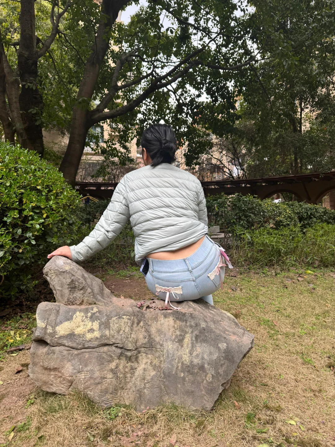 太丰满的身材穿这种裤子出现札线是正常的！