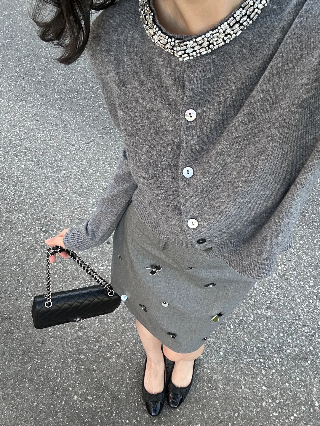 灰色羊毛开衫是季度末总结的从容