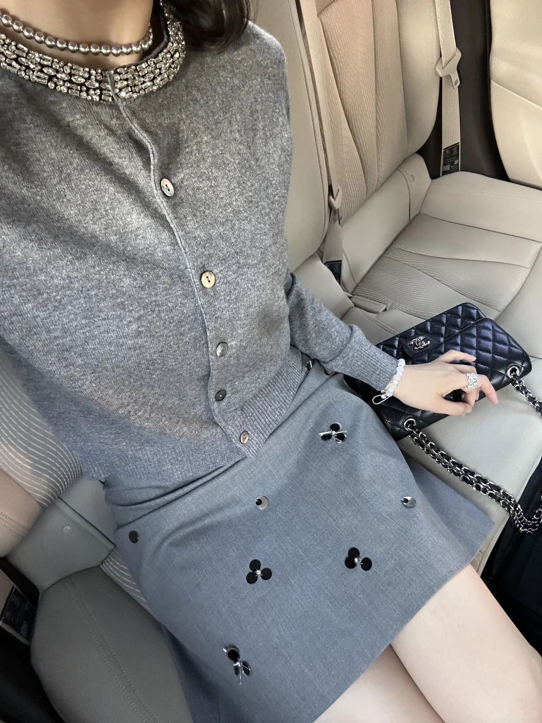 灰色羊毛开衫是季度末总结的从容