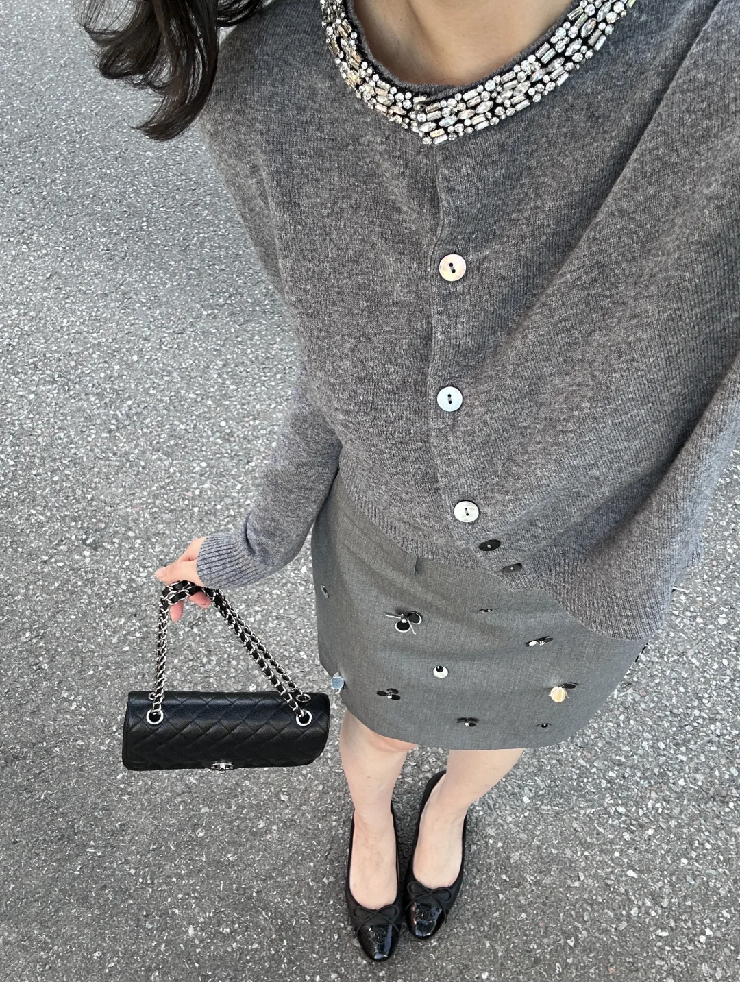 灰色羊毛开衫是季度末总结的从容