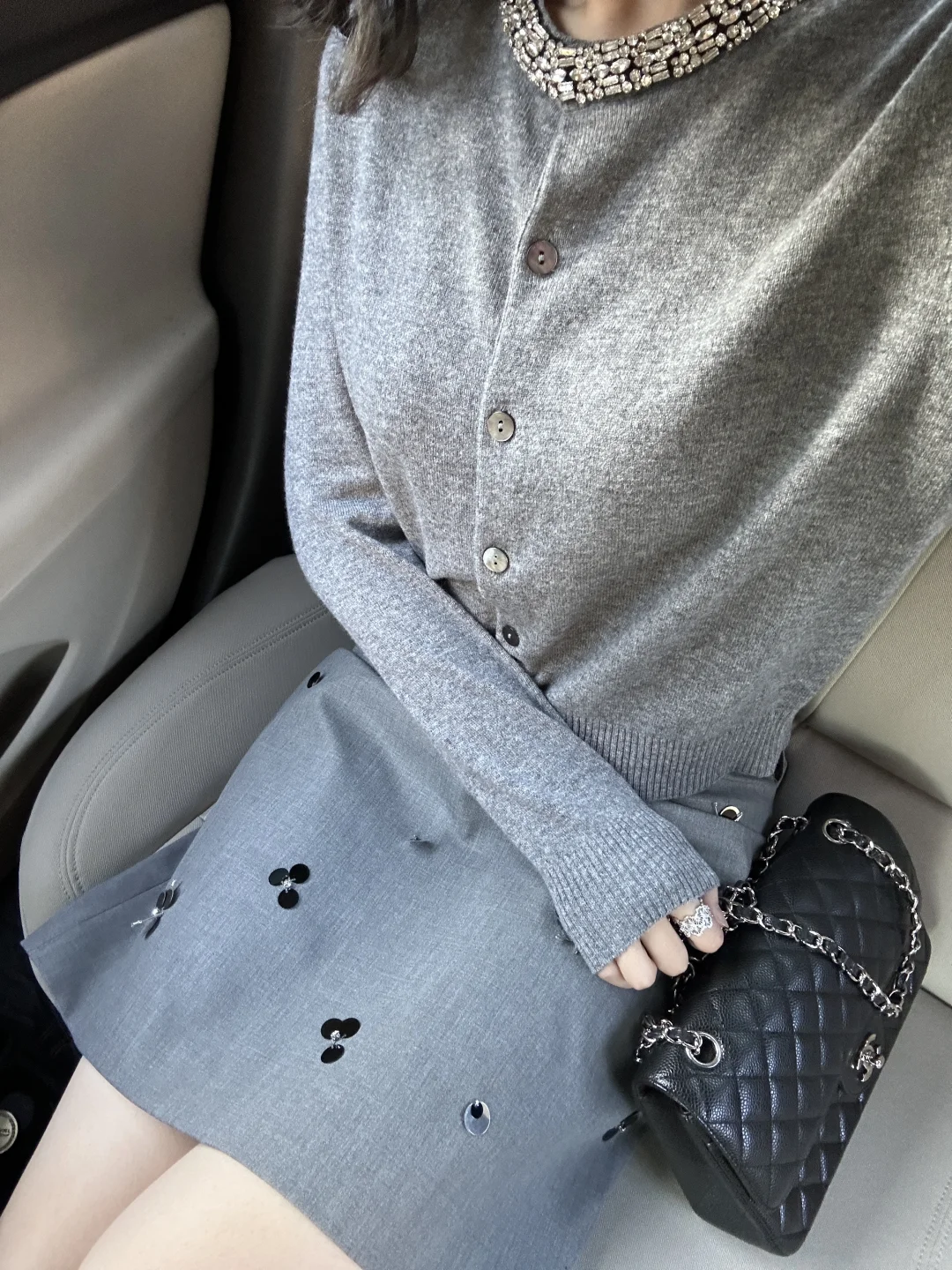 灰色羊毛开衫是季度末总结的从容