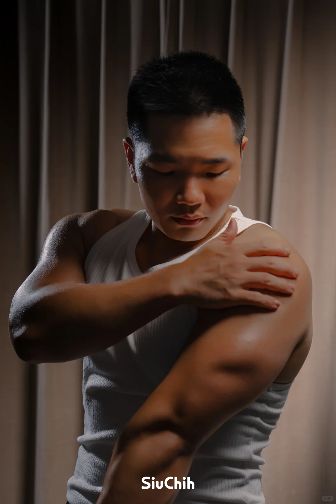 肌理与光影丨把健身达人拍成 “现代雕像”