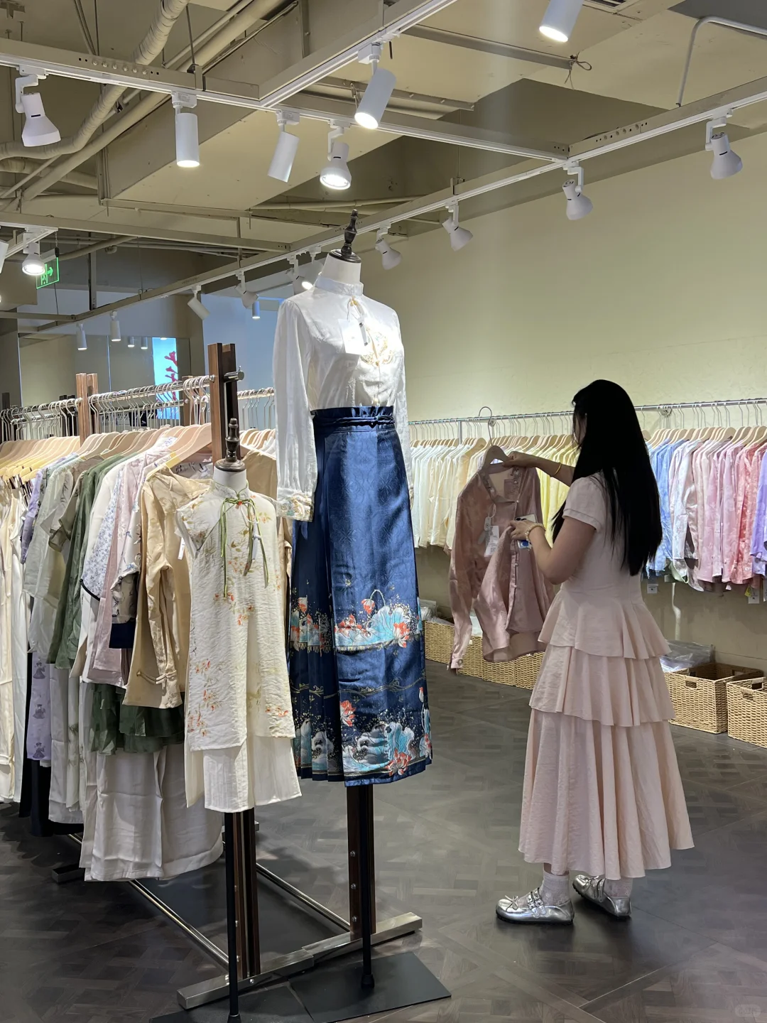 武汉2号线直达！！！江汉路旗袍仓库！！！