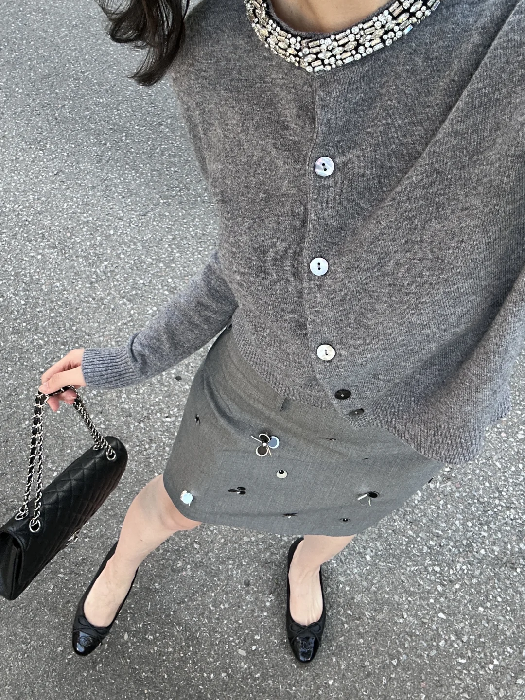 灰色羊毛开衫是季度末总结的从容