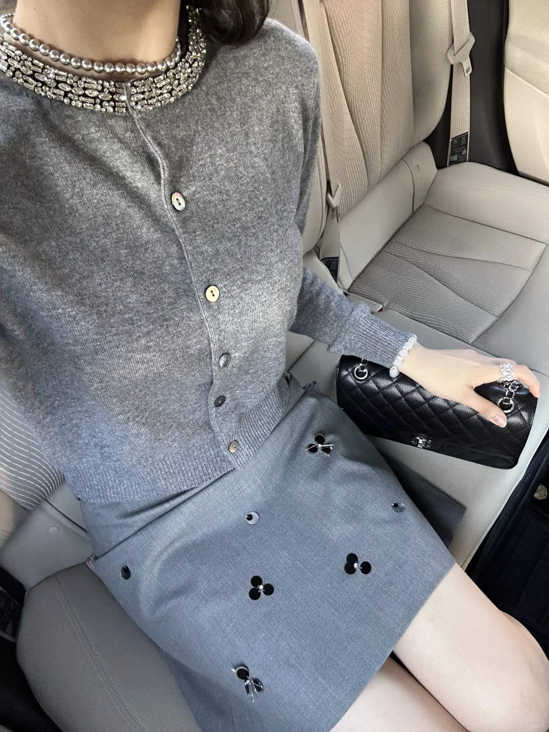 灰色羊毛开衫是季度末总结的从容