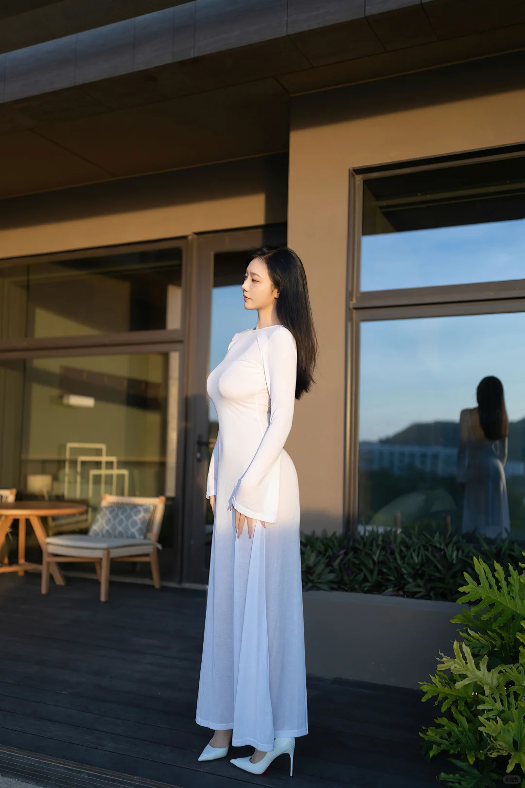 邂逅一抹纯净白,定格建筑前的优雅瞬间