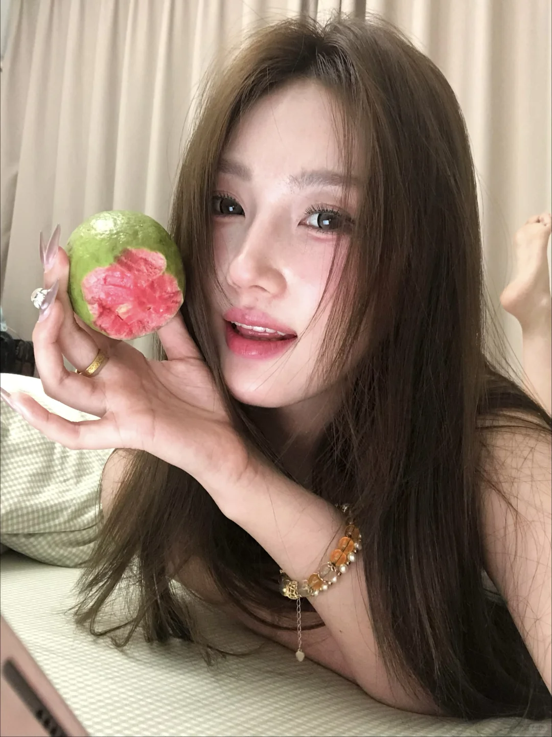 芭乐抱吃 但是好拍
