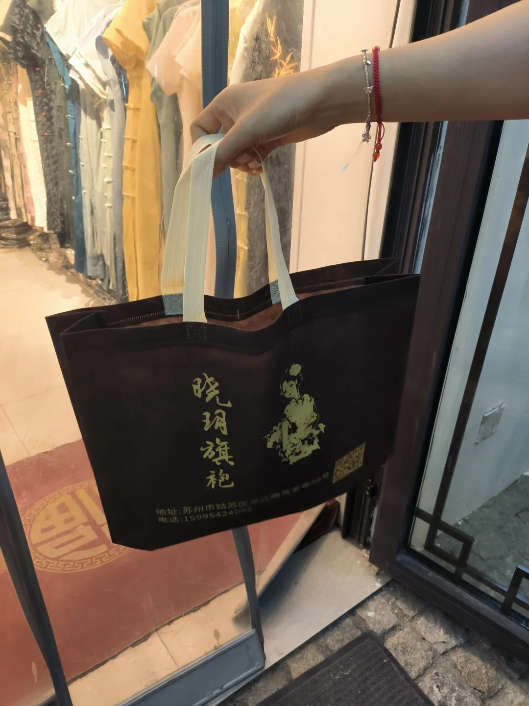 女大特种兵旅游勇闯平江路旗袍店