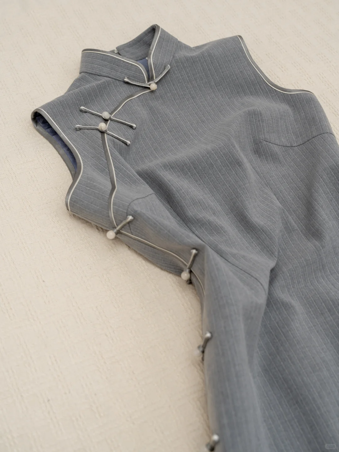 做了一件很高智感的谬谬色系旗袍！